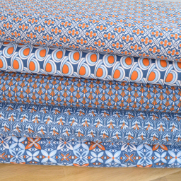 Tissu popeline motifs couronnes de fleurs brique fond indigo - Oeko tex