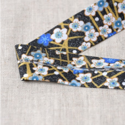 Biais replié motifs fleurs japonaises bleu - 30 mm