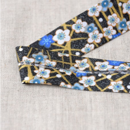 Biais replié motifs fleurs japonaises bleu - 30 mm