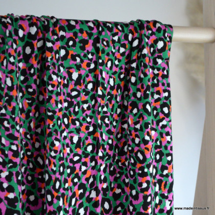 Tissu Jersey de Viscose motif Léopard rose et noir fond vert - oeko tex