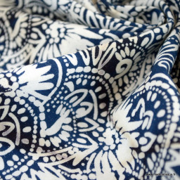 Tissu Batik fond motif rosaces bleu marine et bleu