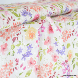 Tissu plumetis de viscose motifs fleurs parme et roses fond blanc