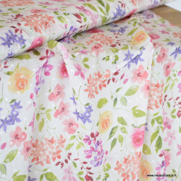 Tissu plumetis de viscose motifs fleurs parme et roses fond blanc