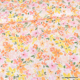 Tissu plumetis de viscose motifs fleurs orange, jaune et roses fond blanc