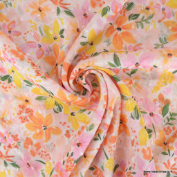 Tissu plumetis de viscose motifs fleurs orange, jaune et roses fond blanc