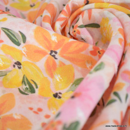 Tissu plumetis de viscose motifs fleurs orange, jaune et roses fond blanc