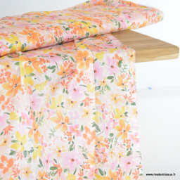 Tissu plumetis de viscose motifs fleurs orange, jaune et roses fond blanc