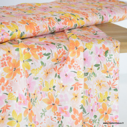 Tissu plumetis de viscose motifs fleurs orange, jaune et roses fond blanc