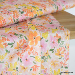 Tissu plumetis de viscose motifs fleurs orange, jaune et roses fond blanc