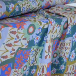 Tissu Viscose motif fleurs graphique bleu