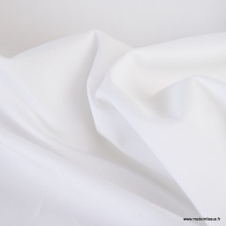 Tissu polyester coton uni blanc pour blouse légère.