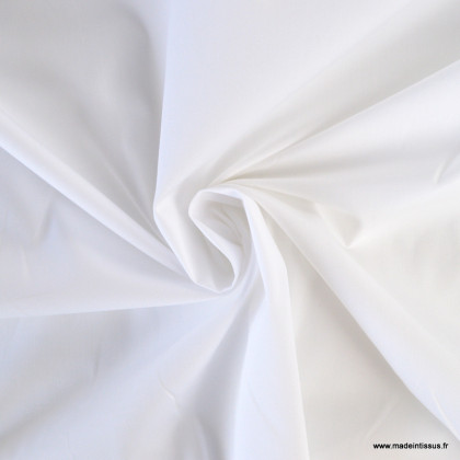 Tissu polyester coton uni blanc pour blouse légère.