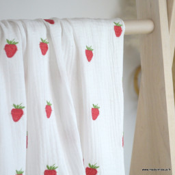 Tissu Double gaze brodée fraises fond blanc - oeko tex