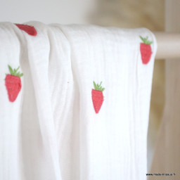 Tissu Double gaze brodée fraises fond blanc - oeko tex