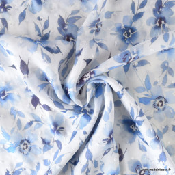 Tissu plumetis de viscose motifs fleurs bleues fond blanc