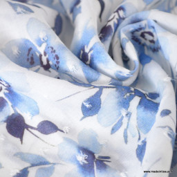 Tissu plumetis de viscose motifs fleurs bleues fond blanc