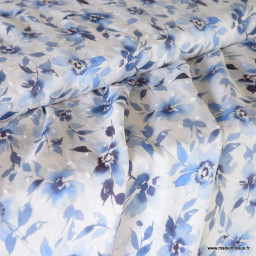 Tissu plumetis de viscose motifs fleurs bleues fond blanc