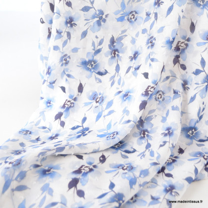 Tissu plumetis de viscose motifs fleurs bleues fond blanc
