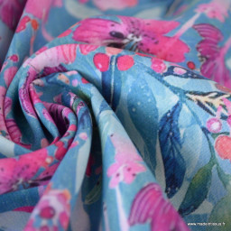 Tissu popeline de Viscose motif fleuri rose fond bleu