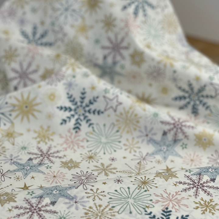 Tissu de Noël motif étoiles Or fond blanc cassé - Oeko tex