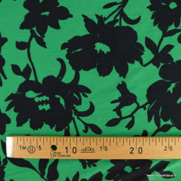 coupon de 62cm de crêpe de viscose motif petites fleurs fond vert - oeko tex