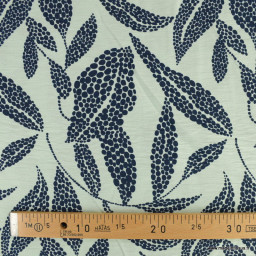 coupon de 125cm de crêpe de viscose motif feuilles fond Menthe - oeko tex