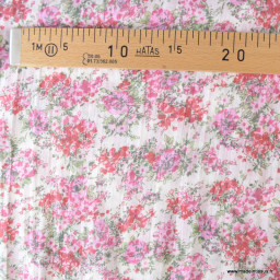 Tissu voile plissé motif fleurs roses fond blanc