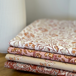 Tissu Methari coton motif fleurs indiennes fond écru et rose - Oeko tex