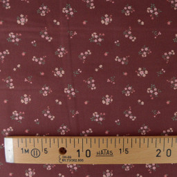 Popeline de coton Bisou motif fleurs roses fond Bordeaux