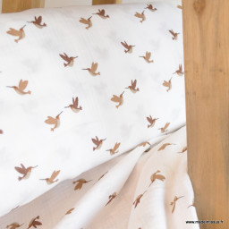 1 coupon de 115cm de  Double gaze motifs oiseaux fond blanc cassé Milk - oeko tex