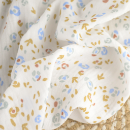 coupon de 175cm de Double gaze Saseka motif fleurs bleues et camel fond blanc - oeko tex